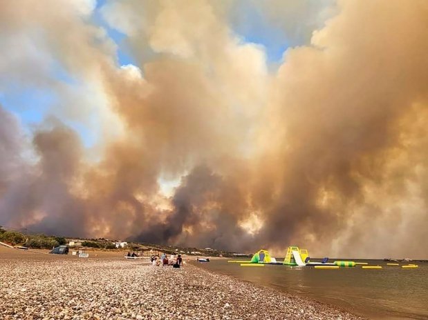 Griechenland Rhodos Waldbrand: Tausende Menschen wegen Waldbrand auf Rhodos evakuiert