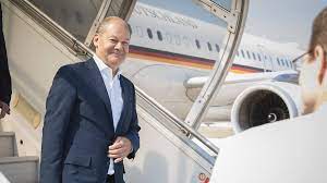 Mann umarmt Olaf Scholz am Frankfurter Flughafen