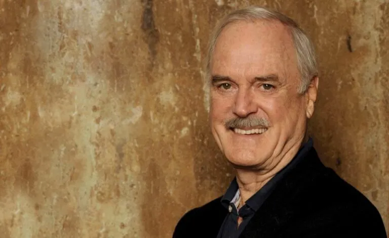 Vermögen: John Cleese – wie viel Geld hat John Cleese wirklich