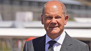 Mann umarmt Olaf Scholz Flughafen Frankfurt